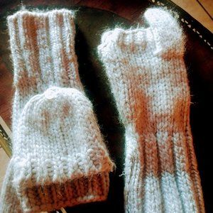 Gray knitted gloves